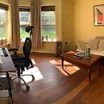 Peaceful Garden View Apt. Close To Central London