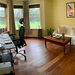 Peaceful Garden View Apt. Close To Central London